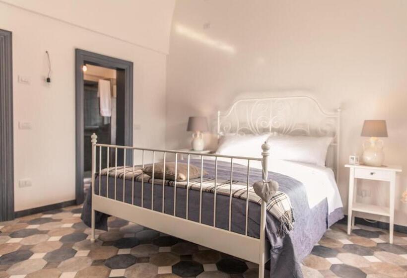 带花园景观的标准三人间, Marinella Suite Home