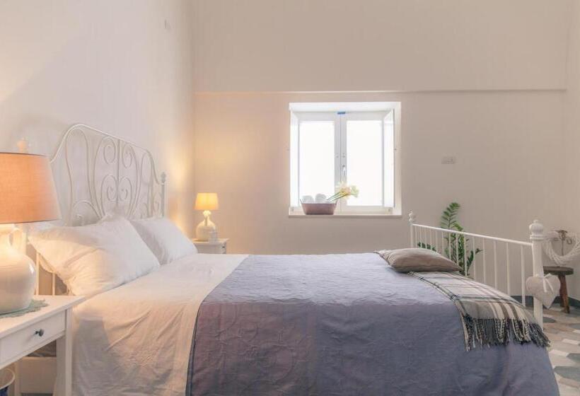 带花园景观的标准三人间, Marinella Suite Home