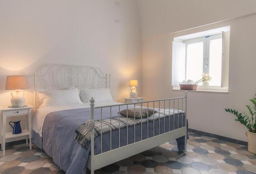 Трехместный Номер Стандарт Вид на Сад, Marinella Suite Home