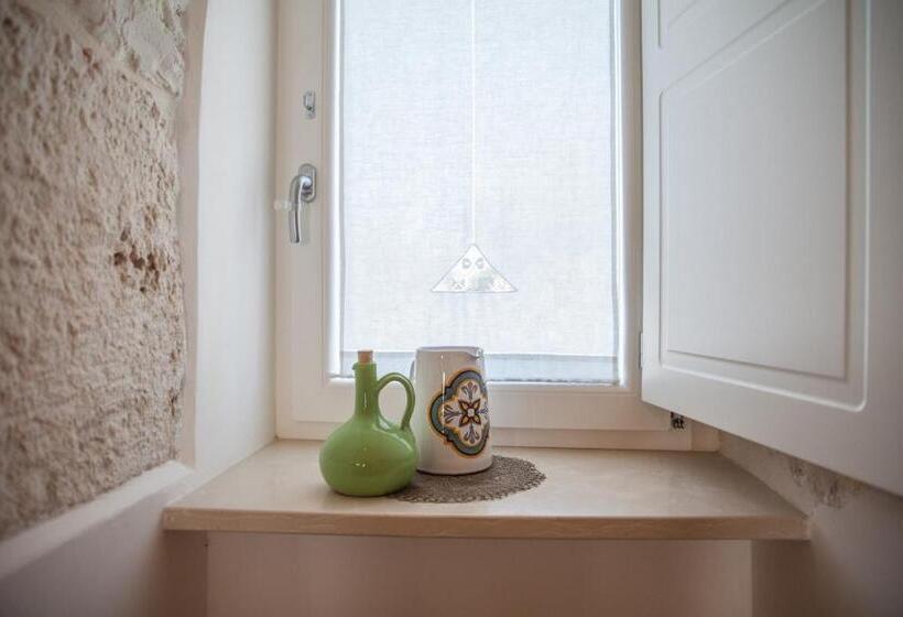 带花园景观的标准三人间, Marinella Suite Home