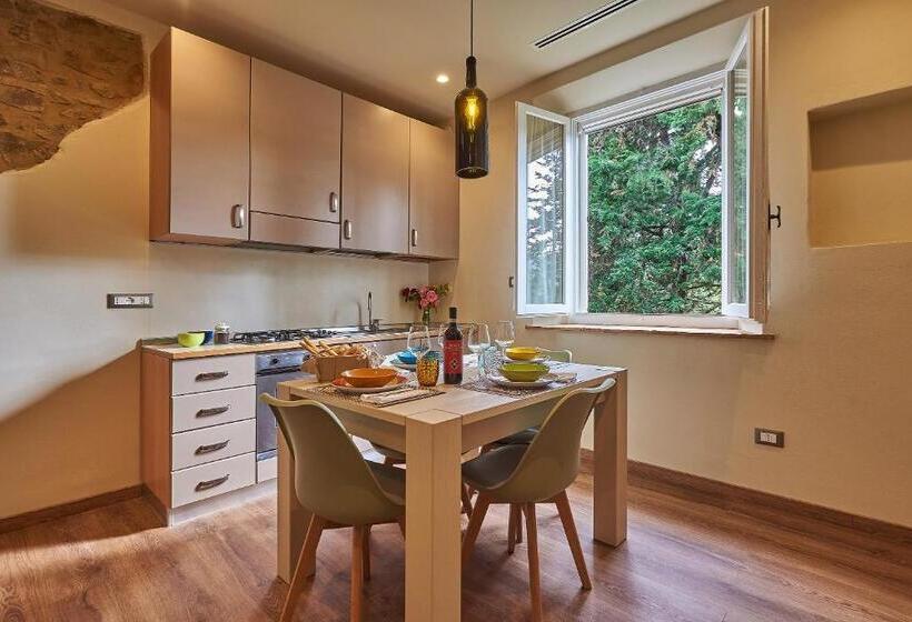 דירת שני חדרים, Croce Di Mezzo