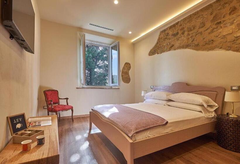 דירת שני חדרים, Croce Di Mezzo