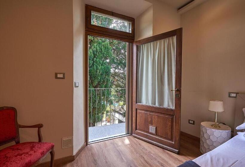 דירת שני חדרים, Croce Di Mezzo