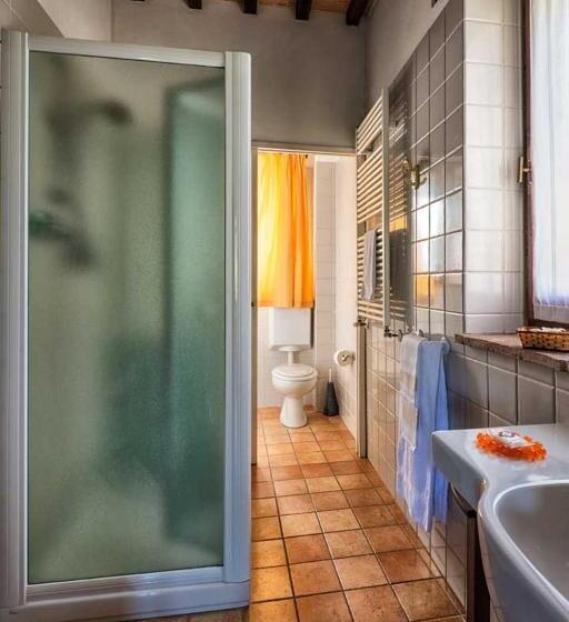 דירת חדר סופריור, Croce Di Mezzo