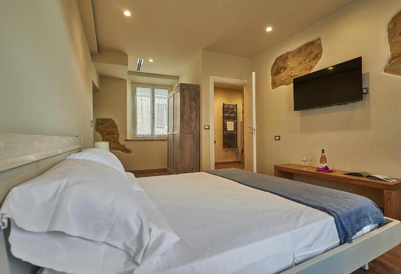 דירת שני חדרים, Croce Di Mezzo