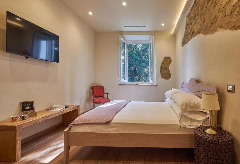 דירת שני חדרים, Croce Di Mezzo