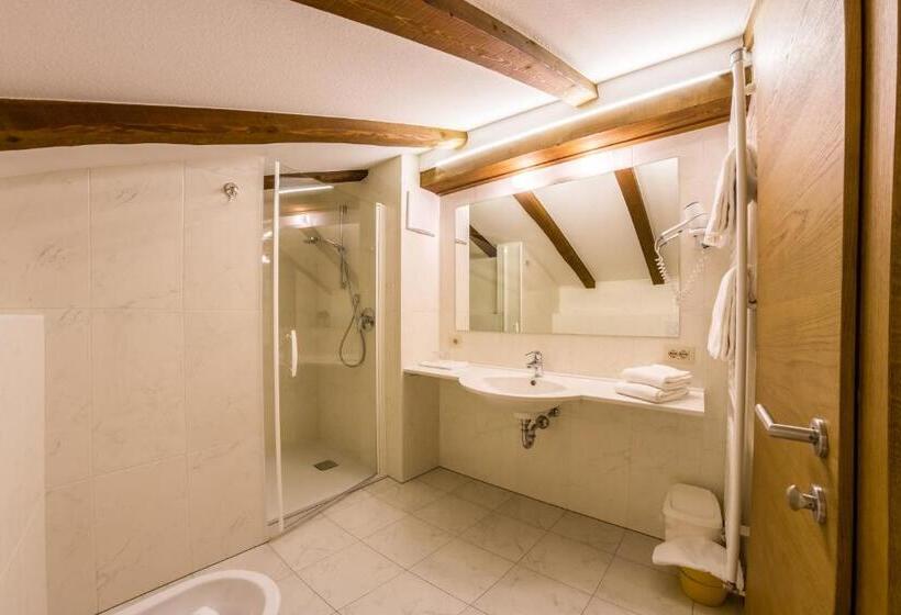 דירת שני חדרים, Residence Emmy