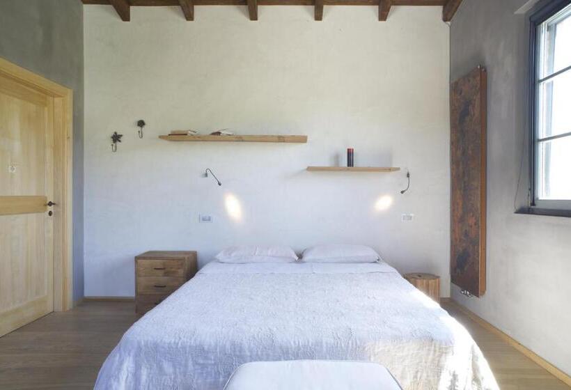 غرفة قياسية مطلّة علي حمام السباحة, Coroncina