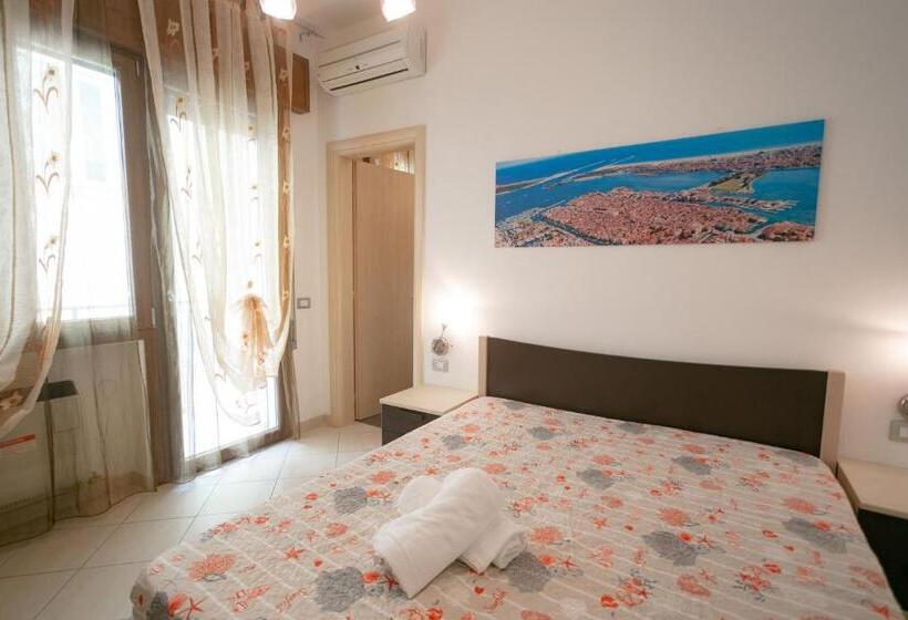 Classic room with balcony, Appartamenti Sottomarina Carla