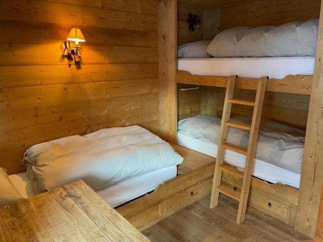 جناح مزوَّد بشرفة, Nei Y Suredl Nevesole