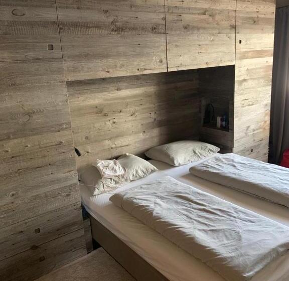 شقة غرفة واحدة, Nei Y Suredl Nevesole