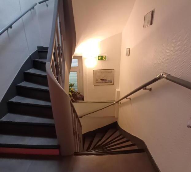 Семейный Номер, Ker Annick