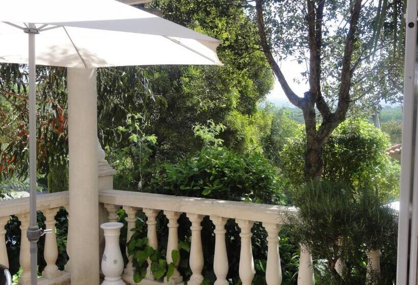 شقة غرفة واحدة, Au Reveil Des Cigales