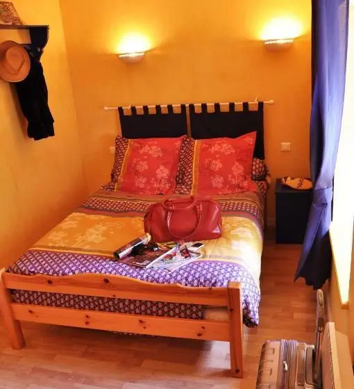 Standard Kolmen Hengen Huone, La Ferme Aux Abeilles