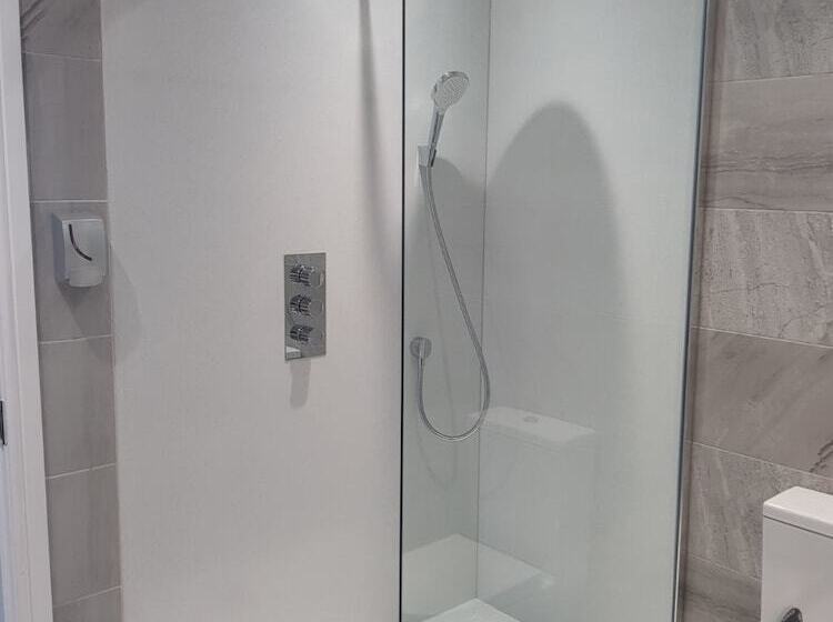 חדר דלוקס, Lil S Bar And Bistro