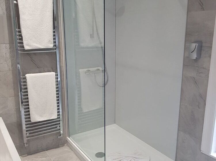 חדר דלוקס, Lil S Bar And Bistro