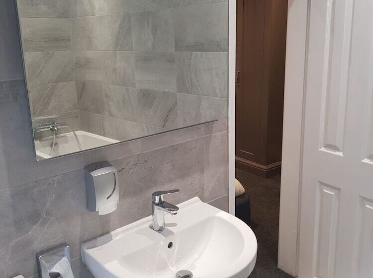 חדר דלוקס, Lil S Bar And Bistro