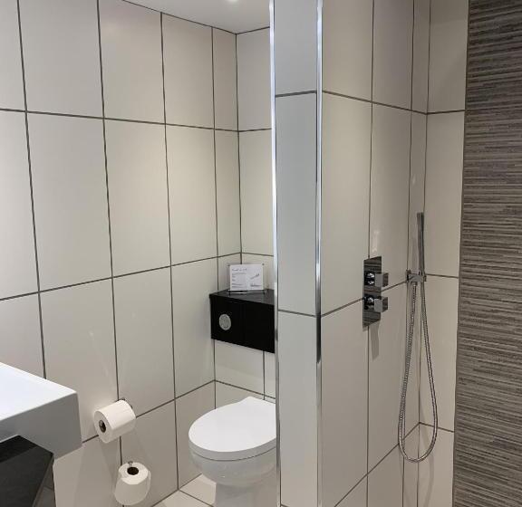 キングサイズベッドのスタンダードルーム, The Wheatsheaf Hotel, Sandbach