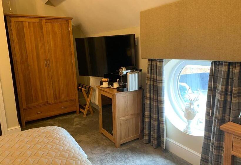 キングサイズベッドのスタンダードルーム, The Wheatsheaf Hotel, Sandbach