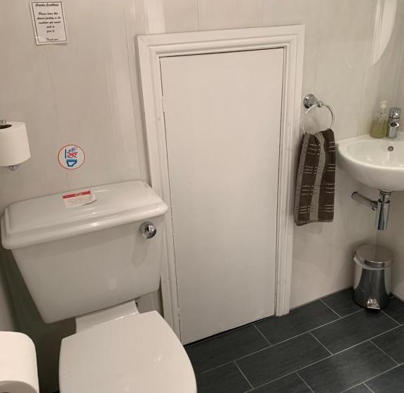 חדר מוזל מקלחת משותפת, Armada Guesthouse