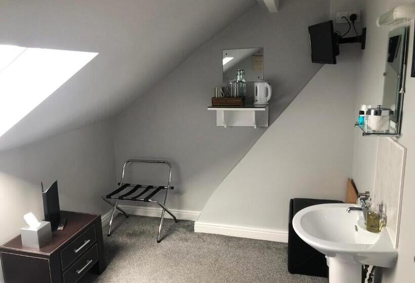 חדר מוזל מקלחת משותפת, Armada Guesthouse