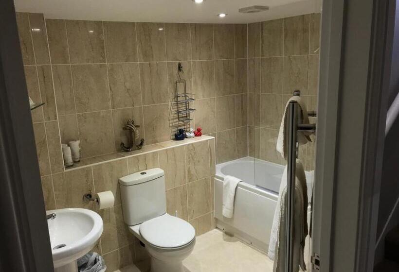 غرفة عائلية, The Black Swan Inn