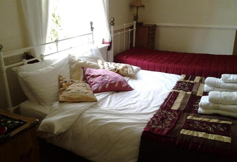 غرفة عائلية, No. 9 Guest House