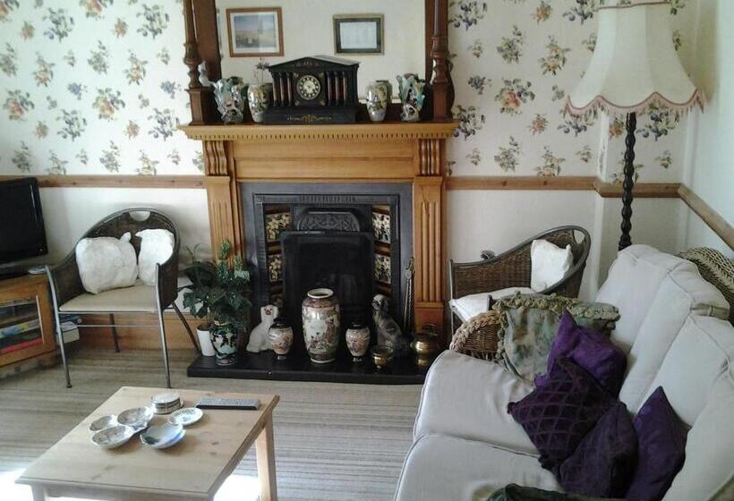 اتاق خانوادگی, No. 9 Guest House