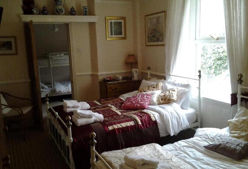 اتاق خانوادگی, No. 9 Guest House