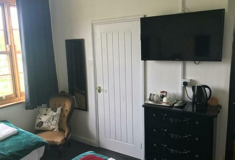 חדר סטנדרט לשלושה, Englands Rose