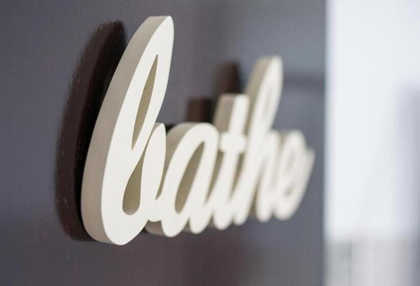 디럭스 룸 킹사이즈 침대, The Swan