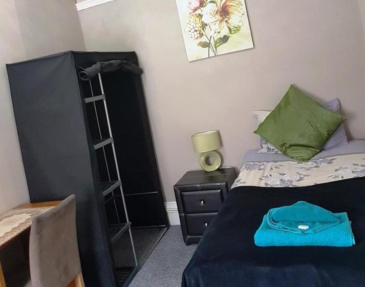 اتاق استاندارد یک تخته با سرویس بهداشتی مشترک, Amber Guesthouse