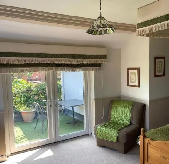 اتاق لوکس با بالکن, Arrandale Lodge