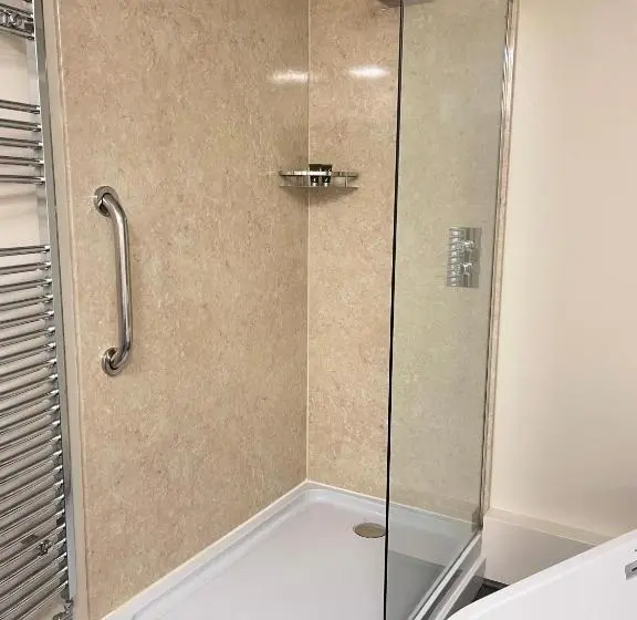 اتاق لوکس چهار تخته, Arrandale Lodge