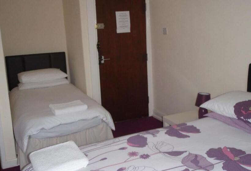 חדר משפחתי, Sailors Return Weymouth