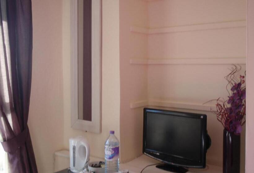 חדר משפחתי, Sailors Return Weymouth