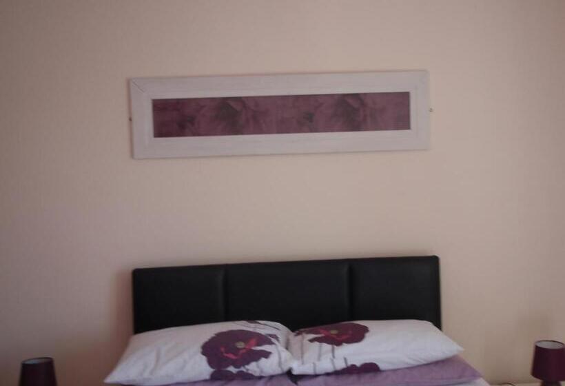 חדר משפחתי, Sailors Return Weymouth