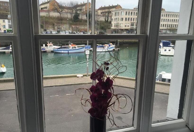 חדר משפחתי, Sailors Return Weymouth