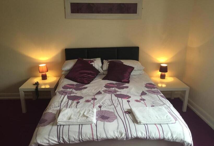 חדר משפחתי, Sailors Return Weymouth