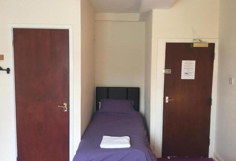 חדר משפחתי, Sailors Return Weymouth