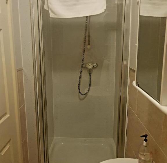 家庭间, The Ascot