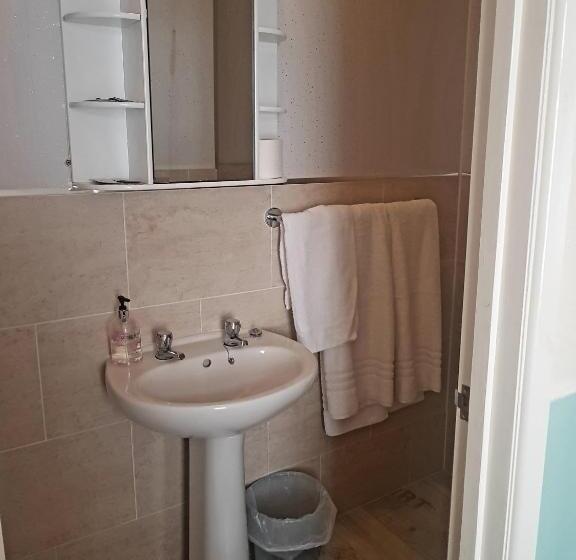 家庭间, The Ascot