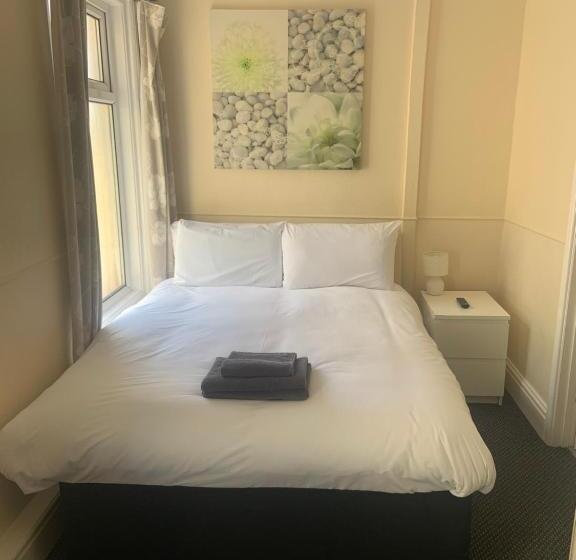 家庭间, The Ascot