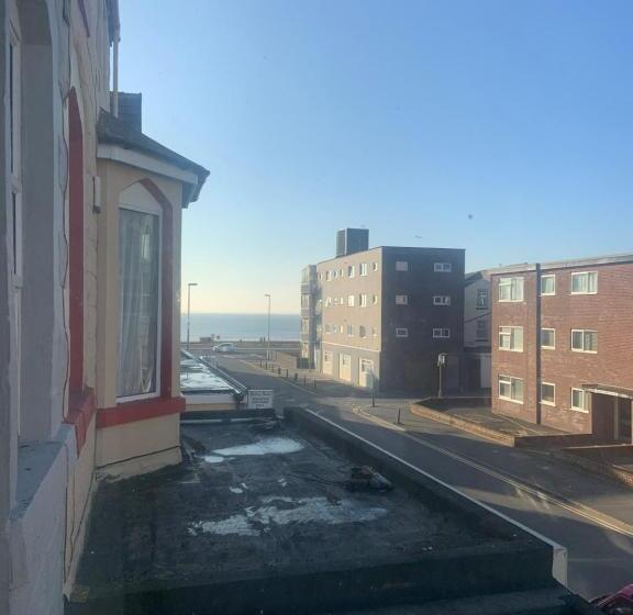 家庭间侧面带海景, The Ascot