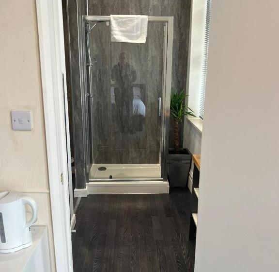 家庭间侧面带海景, The Ascot