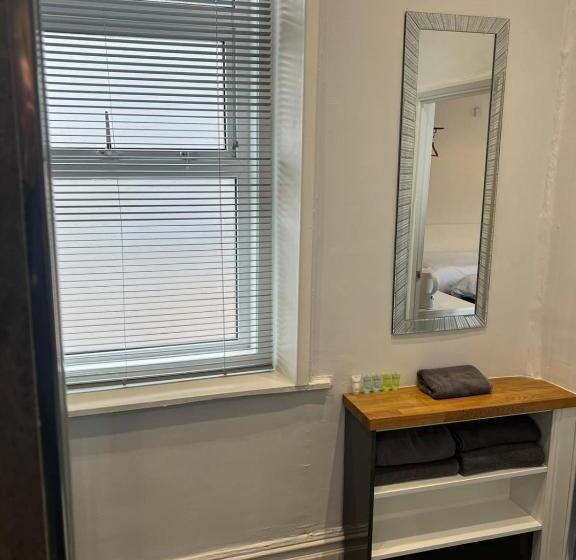 家庭间侧面带海景, The Ascot