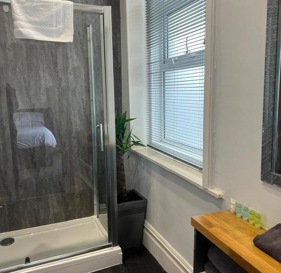 家庭间侧面带海景, The Ascot