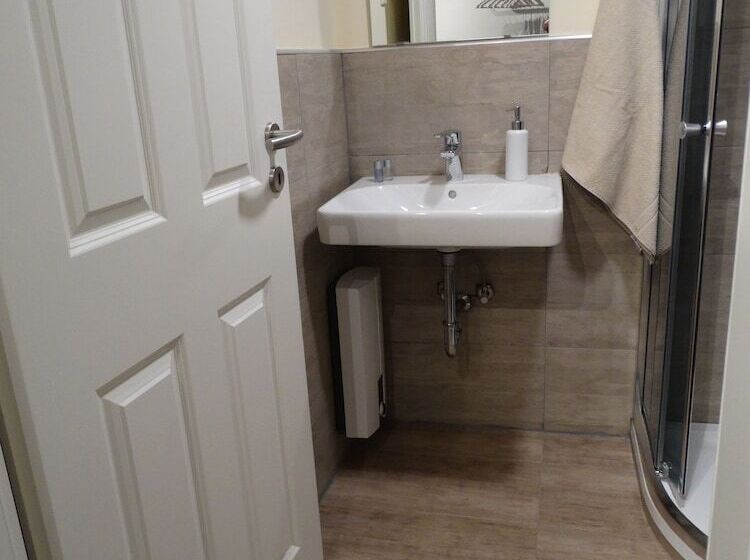 اتاق اکونومی, Pension Bahnstrasse