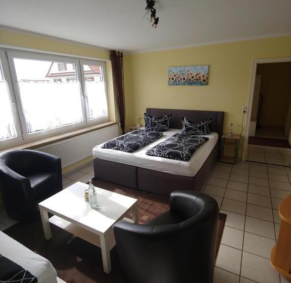 חדר סטנדרט לשלושה עם מרפסת, Pension Grübel