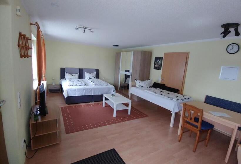 חדר סטנדרט לשלושה עם טרסה, Pension Grübel